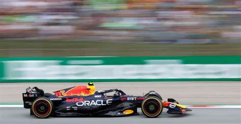 Remonta Checo Pérez hasta el cuarto puesto; gana Verstappen