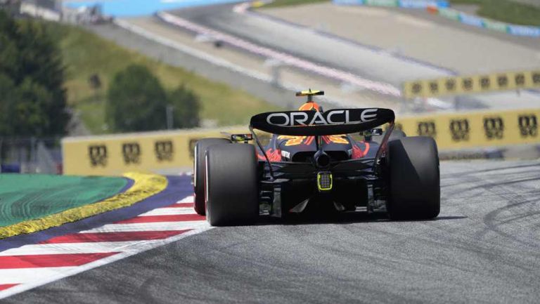 El mexicano quedó medio segundo detrás de Max Verstappen quien lideró la práctica, seguido y los dos Ferrari y Hamilton