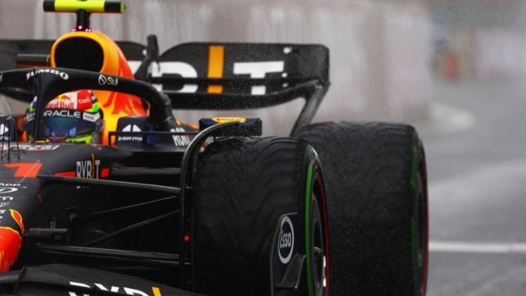 El piloto mexicano de Red Bull recibió una sanción de cinco segundos que lo bajó al cuarto lugar