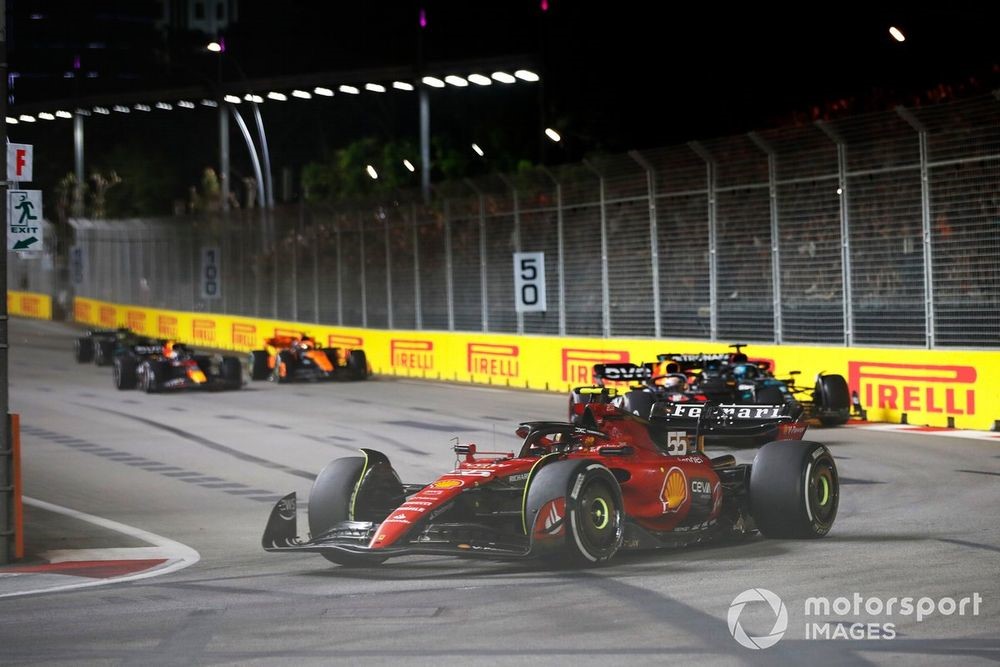 Carlos Sainz se llevó la victoria del Gran Premio de Singapur 2023 en la primera derrota del año de Red Bull quien no sumó podio ni con Sergio Pérez o Max Verstappen.