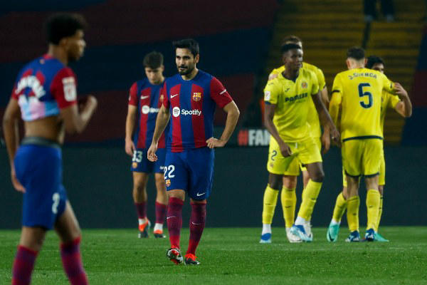 La crisis de resultados en Barcelona persiste, y este sábado, experimentó una dura derrota en casa por 3-5 frente al Villarreal.