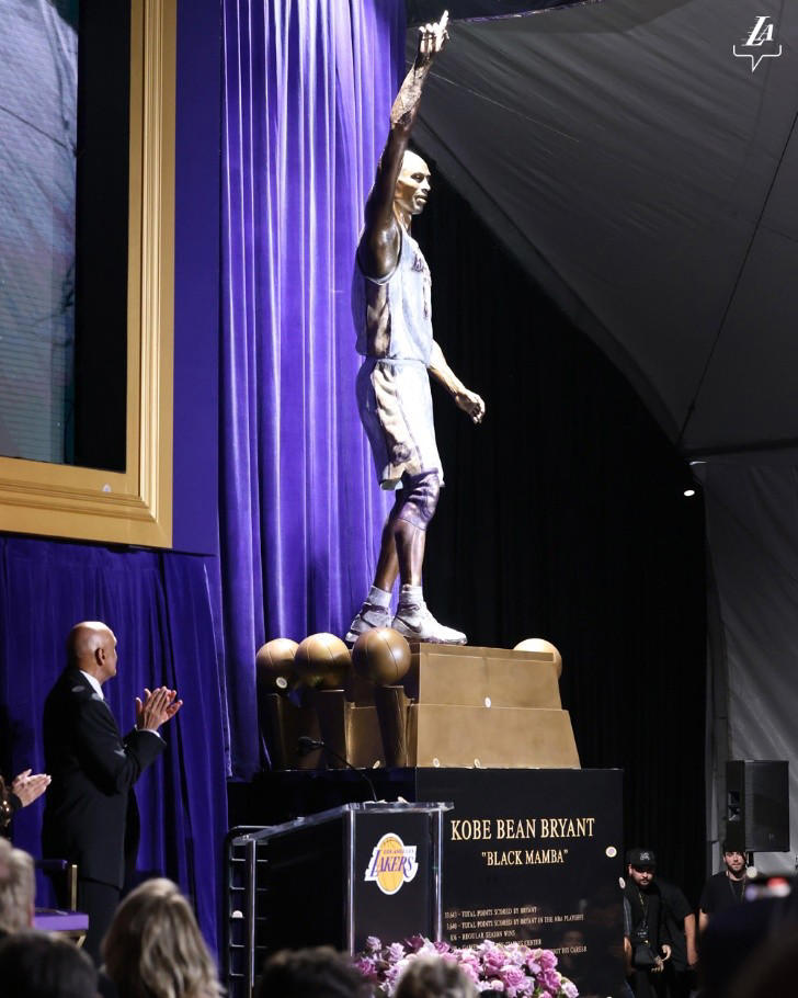 En un emotivo acto se develó la primera de tres estatuas planificadas en honor a Bryant en el exterior del Cripto.com Arena.