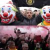 Payasos, bengalas y consignas: La protesta masiva que volvió a señalar a los dueños del Manchester United
