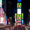 Campos aterriza su color en Nueva York: Presenta su colección en pantallas de Times Square